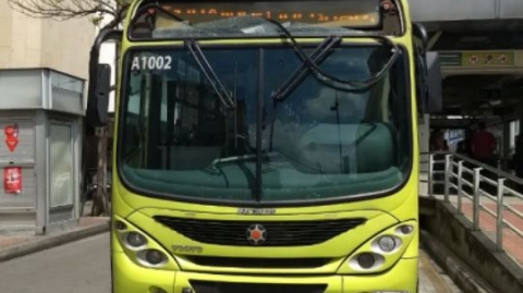 Bus de Metrolínea fue agredido por desconocidos