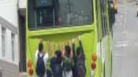 Metrolínea rechaza “piruetas” de jóvenes que se "cuelgan" a los buses del SITM