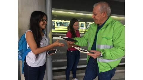  En "Semana de Las Letras", Metrolínea y el IMCT regalaron libros a usuarios del SITM