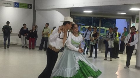 Las Danzas de Rasgatierra se “tomaron” Metrolínea