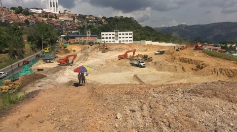 Cierres en la vía al mar frente al Portal Norte