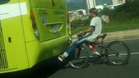 Metrolínea advierte posibles fatalidades por maniobras de ciclistas en el área metropolitana