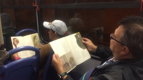 Usuarios de Metrolínea recibieron libros en el Día Mundial del Idioma 