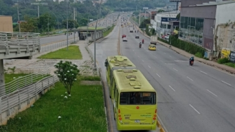 Circulación de otros vehículos en el carril exclusivo del SITM Metrolínea